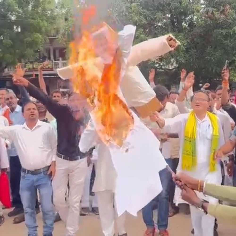 
                 किसान कांग्रेस ने किया प्रदर्शन:सिंगरौली में राज्यपाल के नाम एसडीएम को 15 सूत्रीय ज्ञापन सौंपा 
            