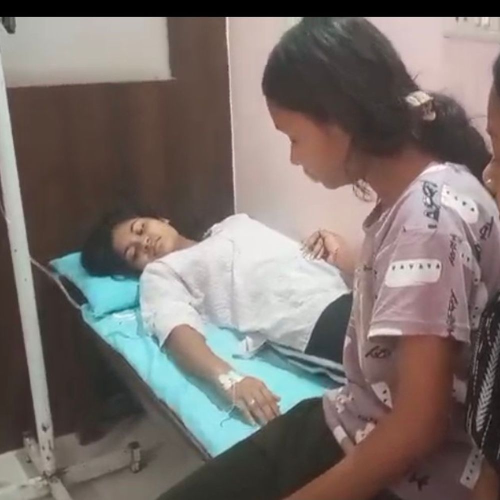 
                 सरकारी स्कूल में 5 छात्राओं की तबीयत बिगड़ी:जिला अस्पताल में भर्ती, परिजन बोले- हॉस्टल में कई दिनों से खराब खाना दिया जा रहा 
            
