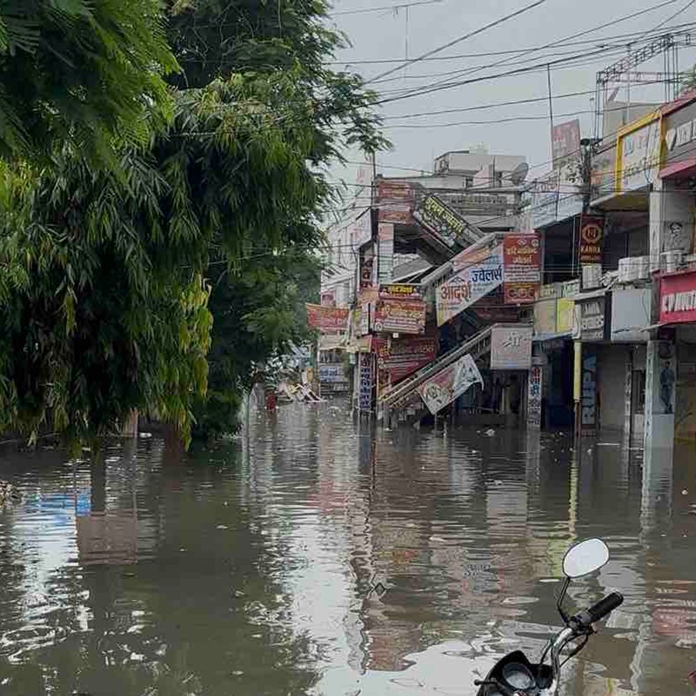 गोखपुर के राप्ती कॉम्प्लेक्स में बारिश बनी आफत:नाला टूटते ही 200 दुकानों में घुसा गंदा पानी, करोड़ों का हुआ नुकसान