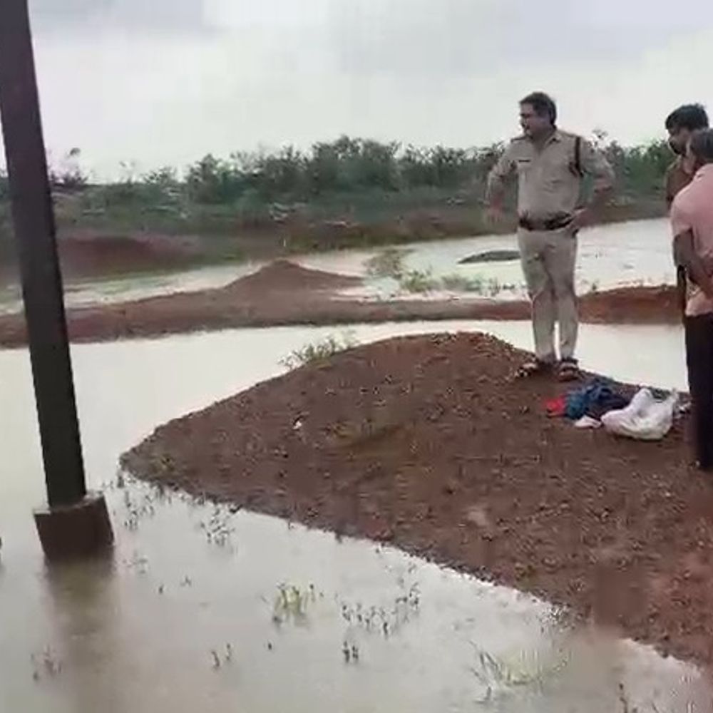 
                 कठमई के गड्ढे में मिला युवक का शव, पहचान नहीं:मुरम खनन के पानी भरे गड्ढे में डूबने की आशंका, पुलिस गुमशुदगी रिकॉर्ड खंगाल रही 
            