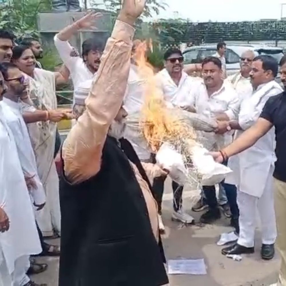 
                 कांग्रेसी बोले- किसानों की समस्या नजरअंदाज कर रही सरकार:सतना में सीएम और कृषि मंत्री का पुतला जलाया; ई-टोकन का किया विरोध 
            