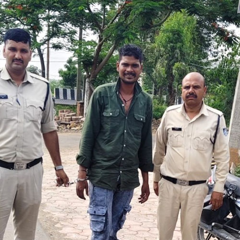 
                 शाजापुर के कमरदीपुरा में नशे के खिलाफ पुलिस की सख्ती:चार आरोपियों पर प्रतिबंधात्मक कार्रवाई; एसपी को मिली शिकायत के बाद एक्शन 
            