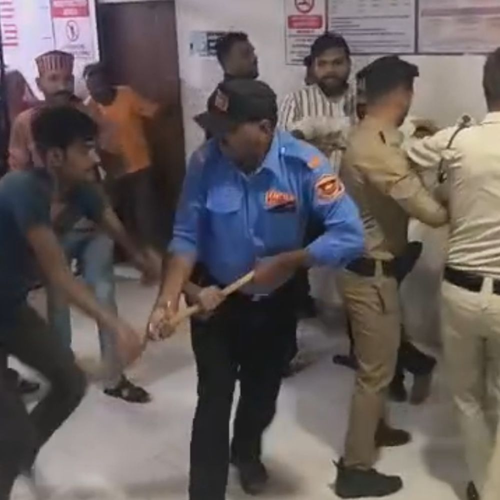 देवास जिला अस्पताल में डॉक्टर, स्टाफ और गार्ड से मारपीट:पुलिस से भी मरीज के परिजनों ने की झूमाझटकी; पर्ची कटवाने को लेकर हुआ झगड़ा