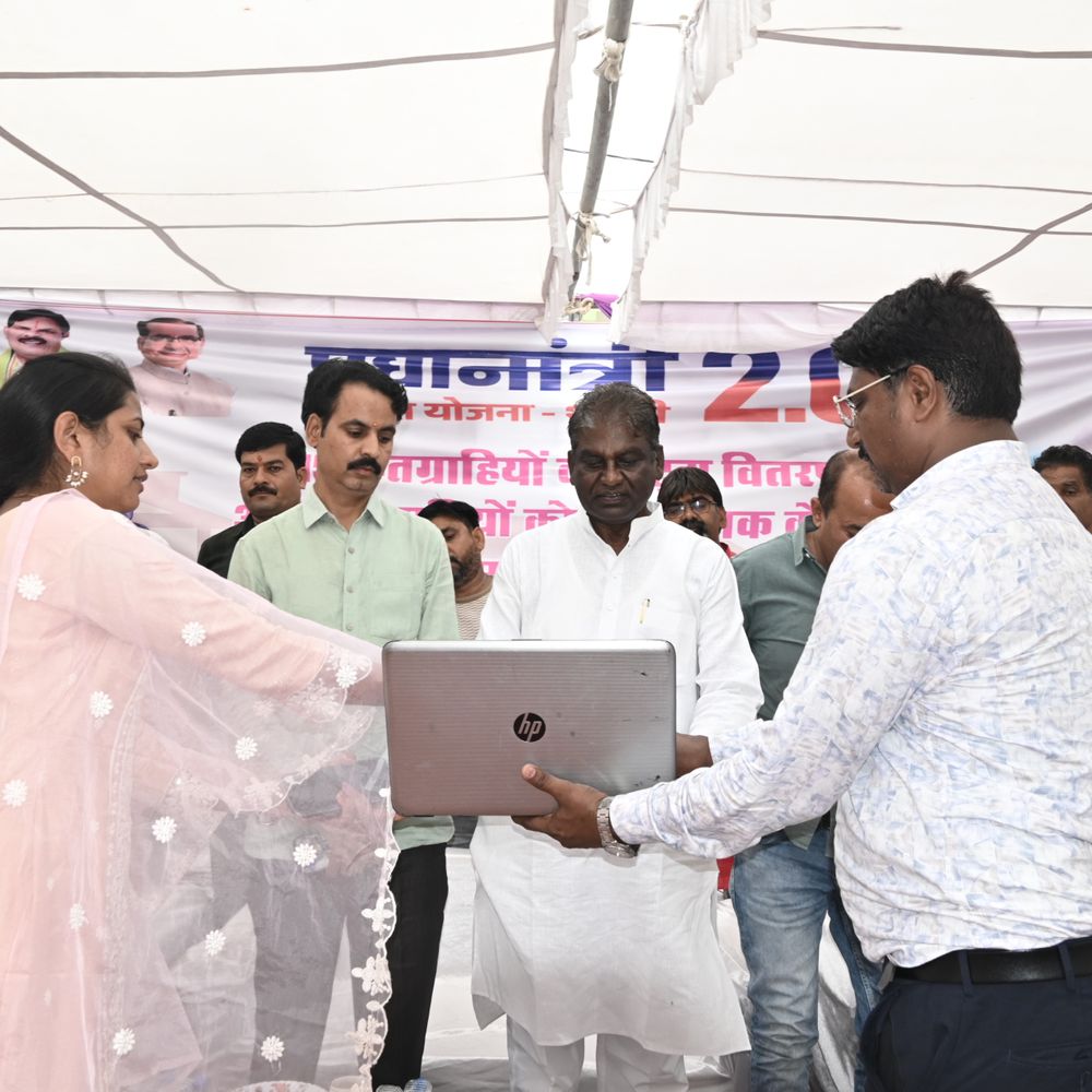 
                 रायसेन में पीएम आवास किस्त और पट्टे वितरित:305 हितग्राहियों को मिली पहली किस्त, 315 परिवारों को मिले मालिकाना हक 
            