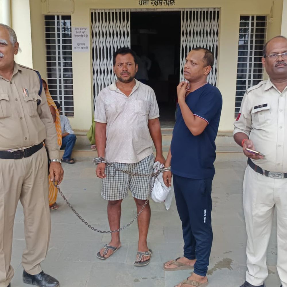 
                 मऊगंज पुलिस ने दो इनामी बदमाश पकड़े:कफ सिरप केस एक साल से फरार युवक यूपी से गिररफ्तार, तीन लापता लड़कियां मिली 
            