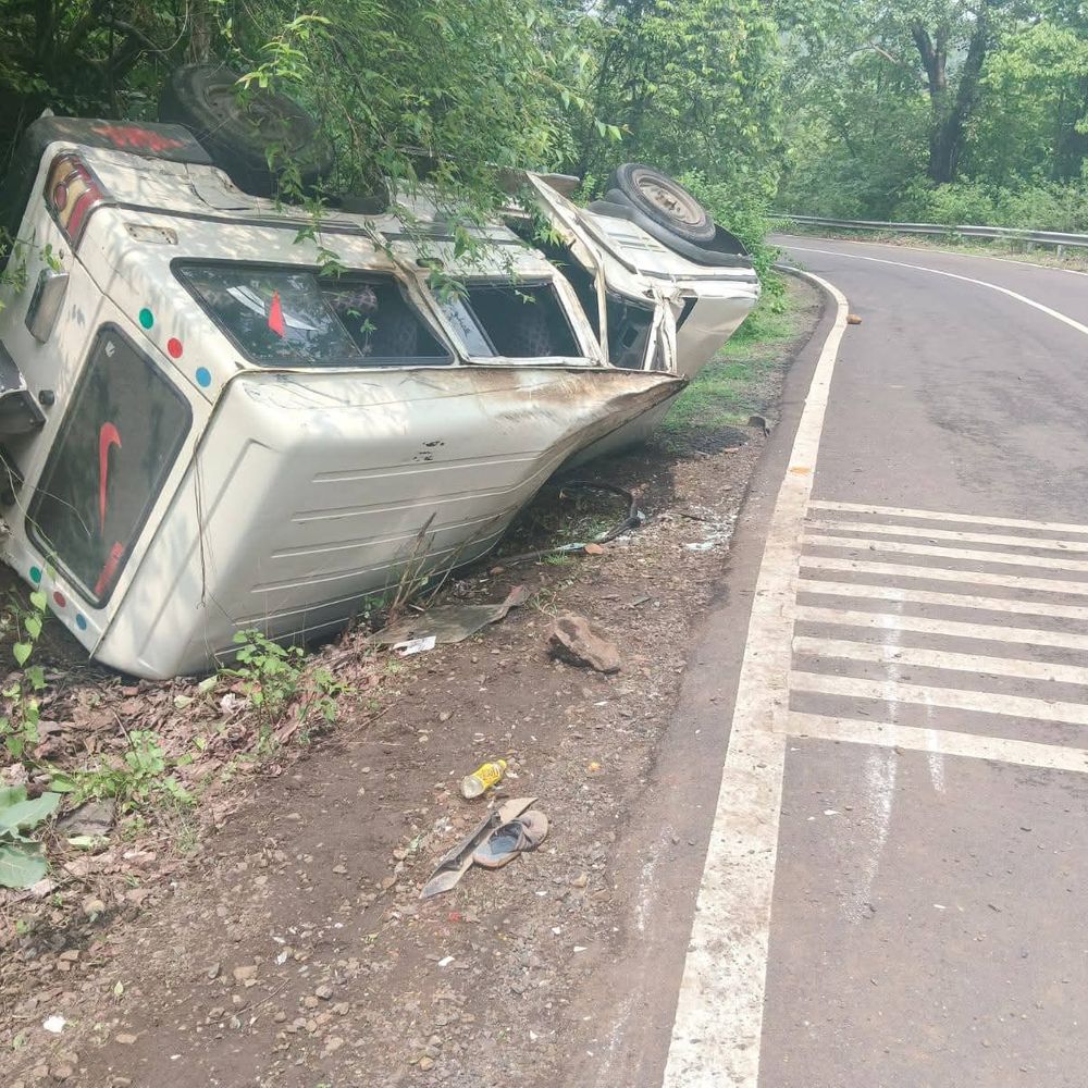 
                 मंडला में सुभरिया घाट में बोलेरो पलटी:तीन लोग घायल, पत्थर से टकारने के बाद मोड़ पर बिगड़ा बैलेंस 
            