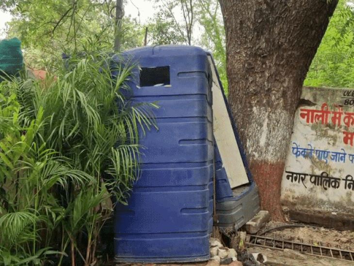 रीवा शहर में कबाड़ बने लाखों रुपए के यूरिन बॉक्स:खुले में पेशाब करने को मजबूर लोग; कचरा बॉक्स भी जर्जर