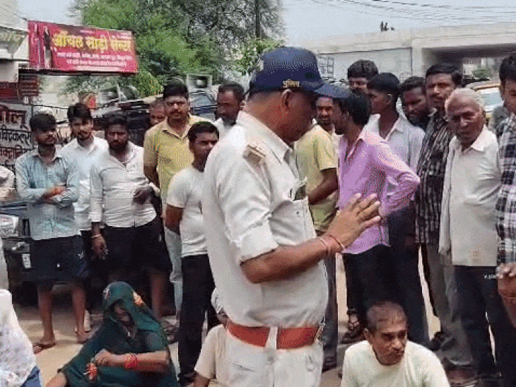 
                 रीवा के मनगवां में चक्काजाम, मुख्य मार्ग पर बैठे:जमीनी विवाद पर दो पक्ष आमने-सामने ; घंटों बाधित रहा मुख्य मार्ग 
            