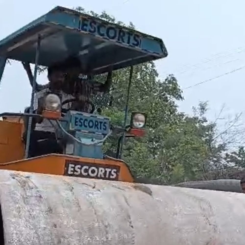 
                 130 मॉडिफाइड साइलेंसरों पर चला रोड रोलर:रीवा में ‘नो नॉइज पॉल्यूशन’ का संदेश; तेज आवाज करने वाले वाहनों पर कार्रवाई 
            
