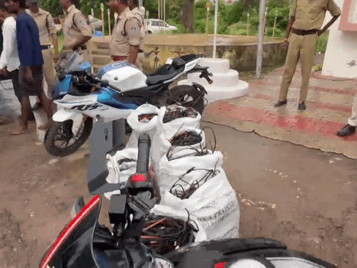 
                 एक साल से हो रही थी कॉपर वायर चोरी:गुढ़ पुलिस ने 8 आरोपियों को गिरफ्तार किया; सोलर प्लांट में लगा रहे थे सेंध 
            
