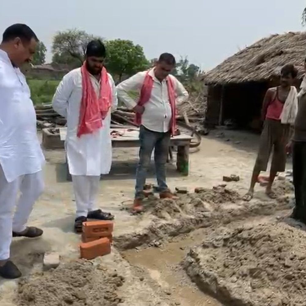 15 साल झोपड़ी में रह रहे परिवार को मिलेगा घर:फर्रुखाबाद के सपा नेता अजीत यादव ने भूमि पूजन कर रखी नींव