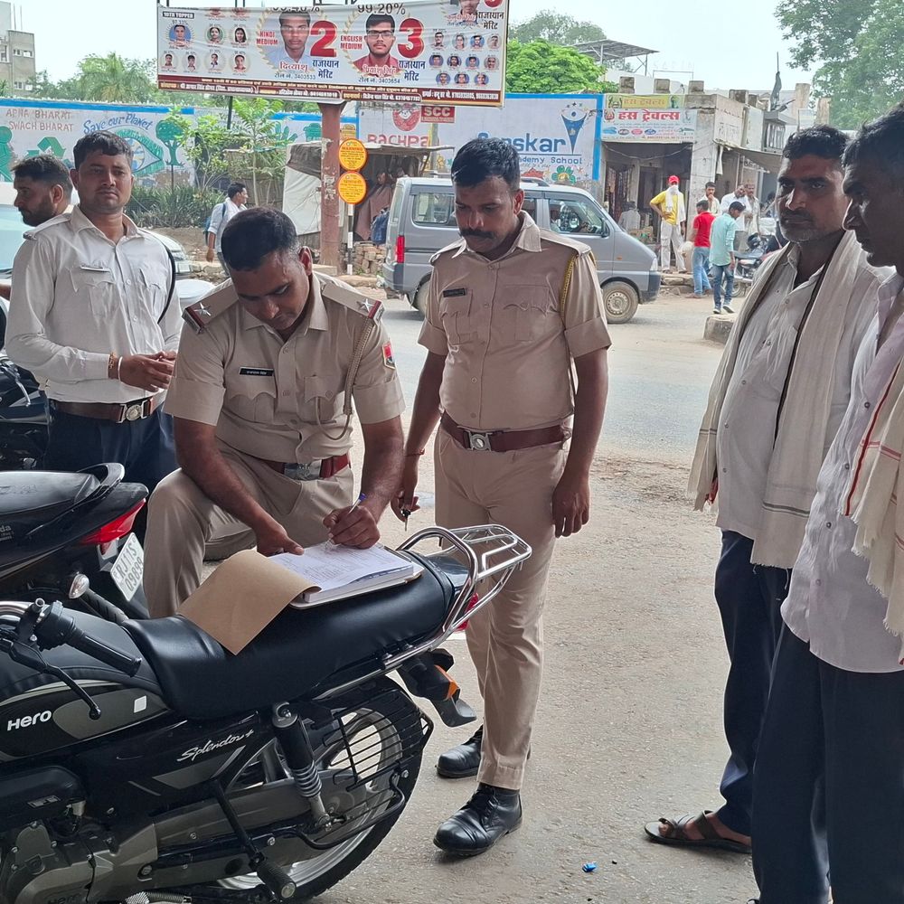 धौलपुर में ट्रैफिक पुलिस ने काटे 550 से अधिक चालान:बिना नंबर और मॉडिफाइड वाहनों पर कार्रवाई, रिफ्लेक्टर भी लगाए