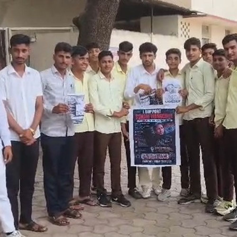 
                 शाजापुर में एनएसयूआई ने किया प्रदर्शन:दिल्ली में सोनम वांगचुक को पुलिस हिरासत में लेने का जताया विरोध 
            