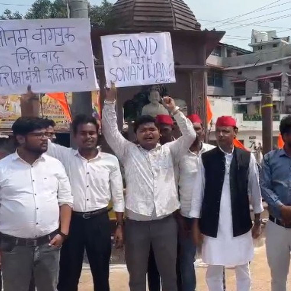 
                 पन्ना में सोनम वांगचुक के समर्थन में प्रदर्शन:नीट पेपर लीक, छात्र आत्महत्याओं पर सपा ने शिक्षा मंत्री के इस्तीफे की मांग की 
            
