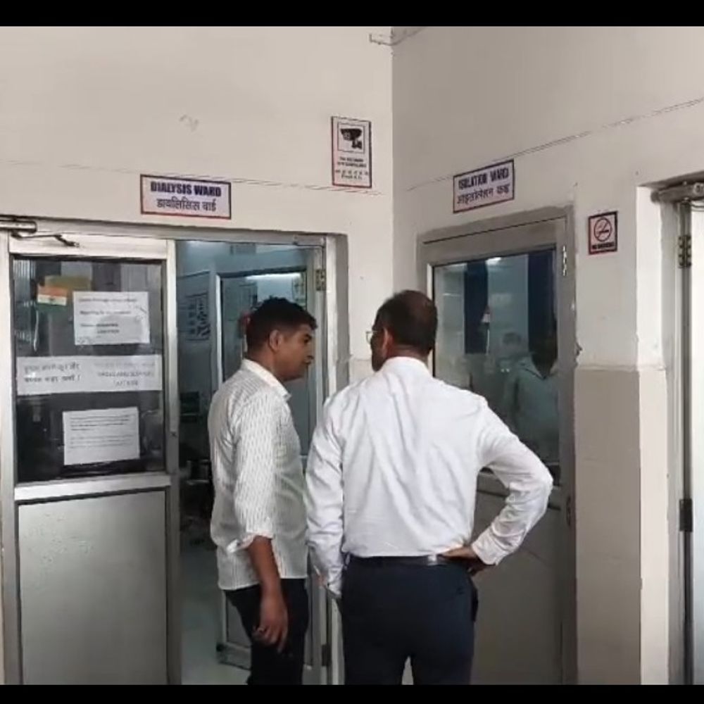 इमरजेंसी वार्ड को शिफ्ट करने की तैयारी तेज:हाथरस में सीडीओ ने जिला अस्पताल का निरीक्षण कर दिए निर्देश