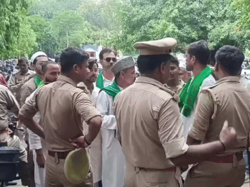 जौहर विश्वविद्यालय के 48-भवनों को गिराने के नोटिस पर विरोध:वाराणसी में एमआईएम ने राज्यपाल के नाम सौंपा ज्ञापन,बोले-सरकार अपने संरक्षण में कराए पठन-पाठन