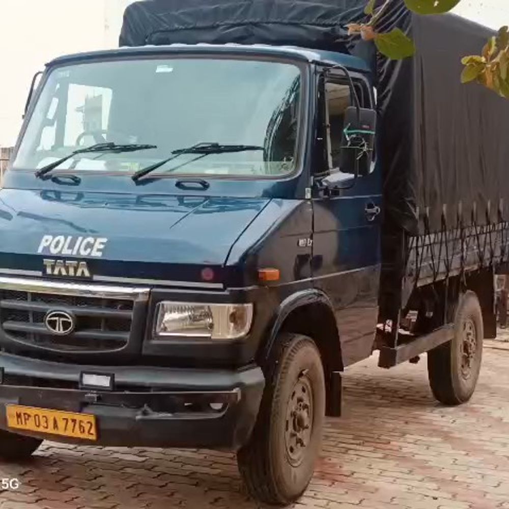 2 पुलिस वाहनों से बैटरियां चोरी:एसपी-कलेक्टर कार्यालय के बाहर पार्क थे, रात में चोरों ने किया कारनामा