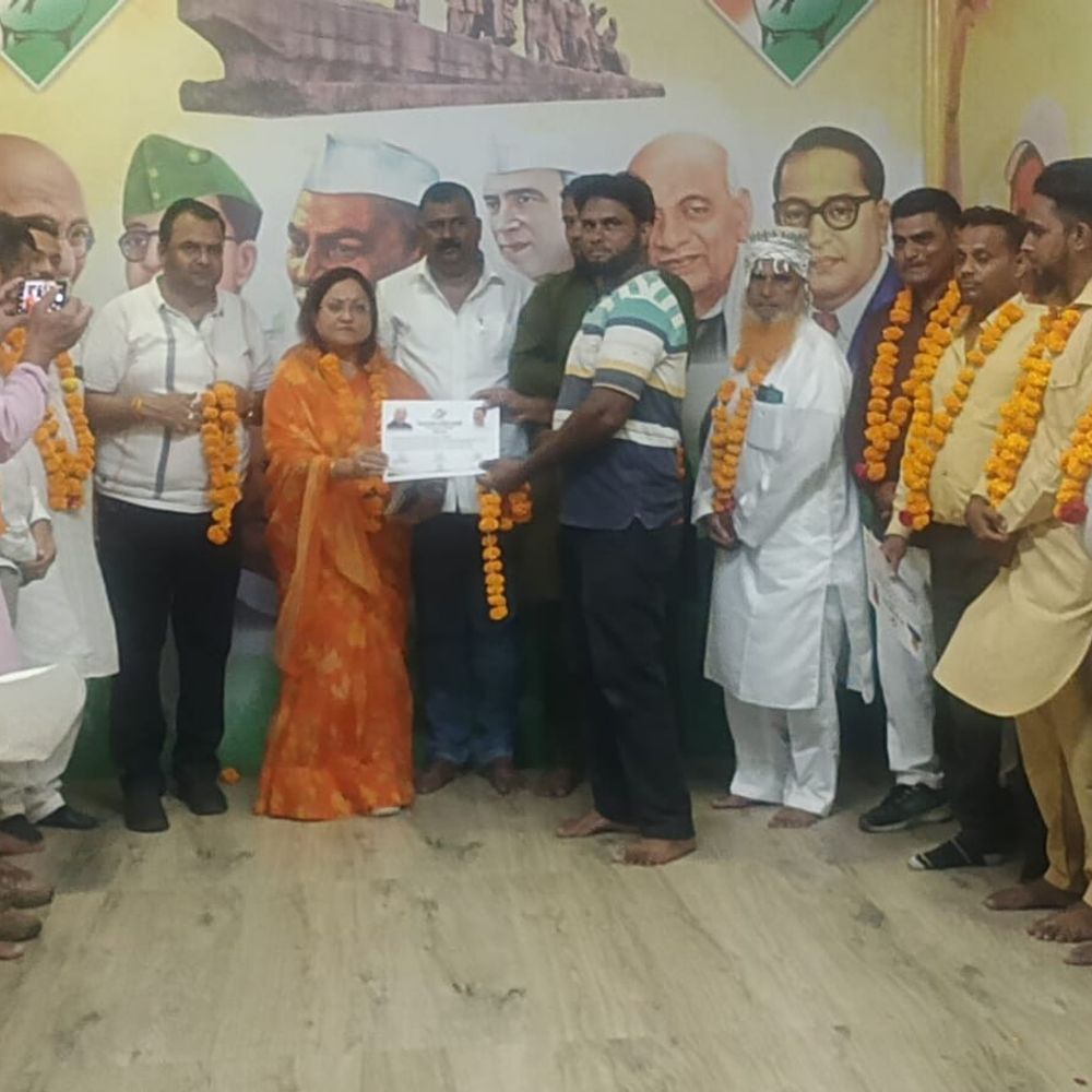 
                 खंडवा से लौटे कांग्रेस पदाधिकारियों का बुरहानपुर में सम्मान:संगठन और सोशल मीडिया प्रशिक्षण के बाद प्रमाण पत्र वितरित किए गए 
            