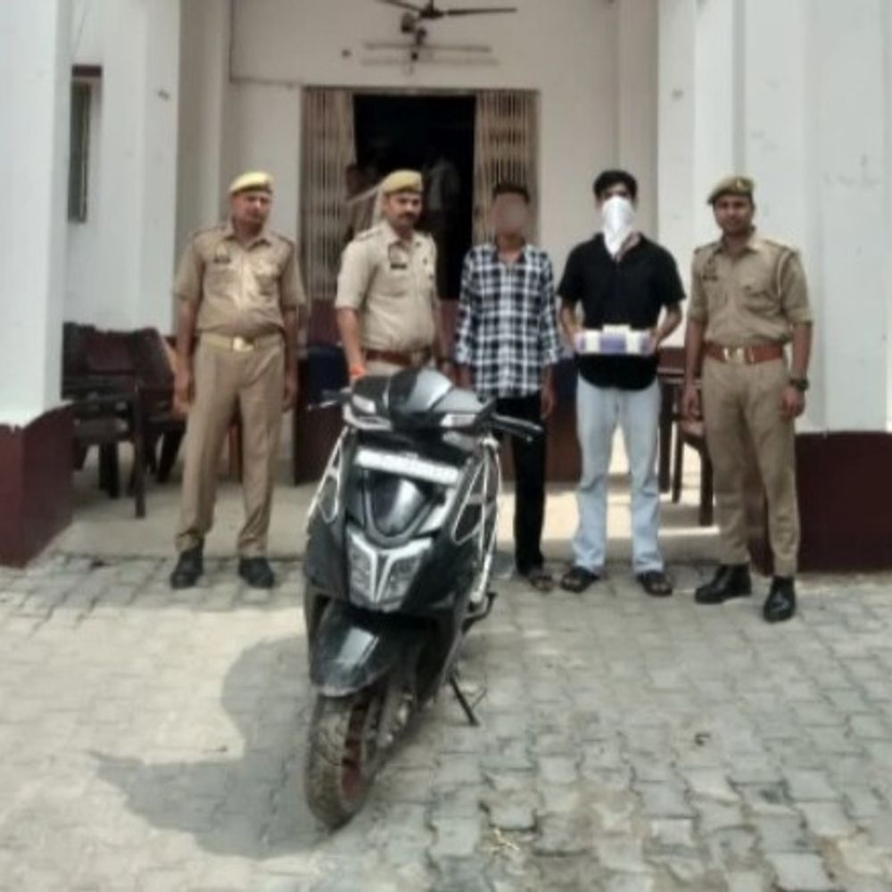 सोशल मीडिया पर कमेंट से नाराज घर पर फायरिंग, 2गिरफ्तार:फतेहपुर में रंजिश में हुई फायरिंग, पुलिस ने हथियार बरामद किए