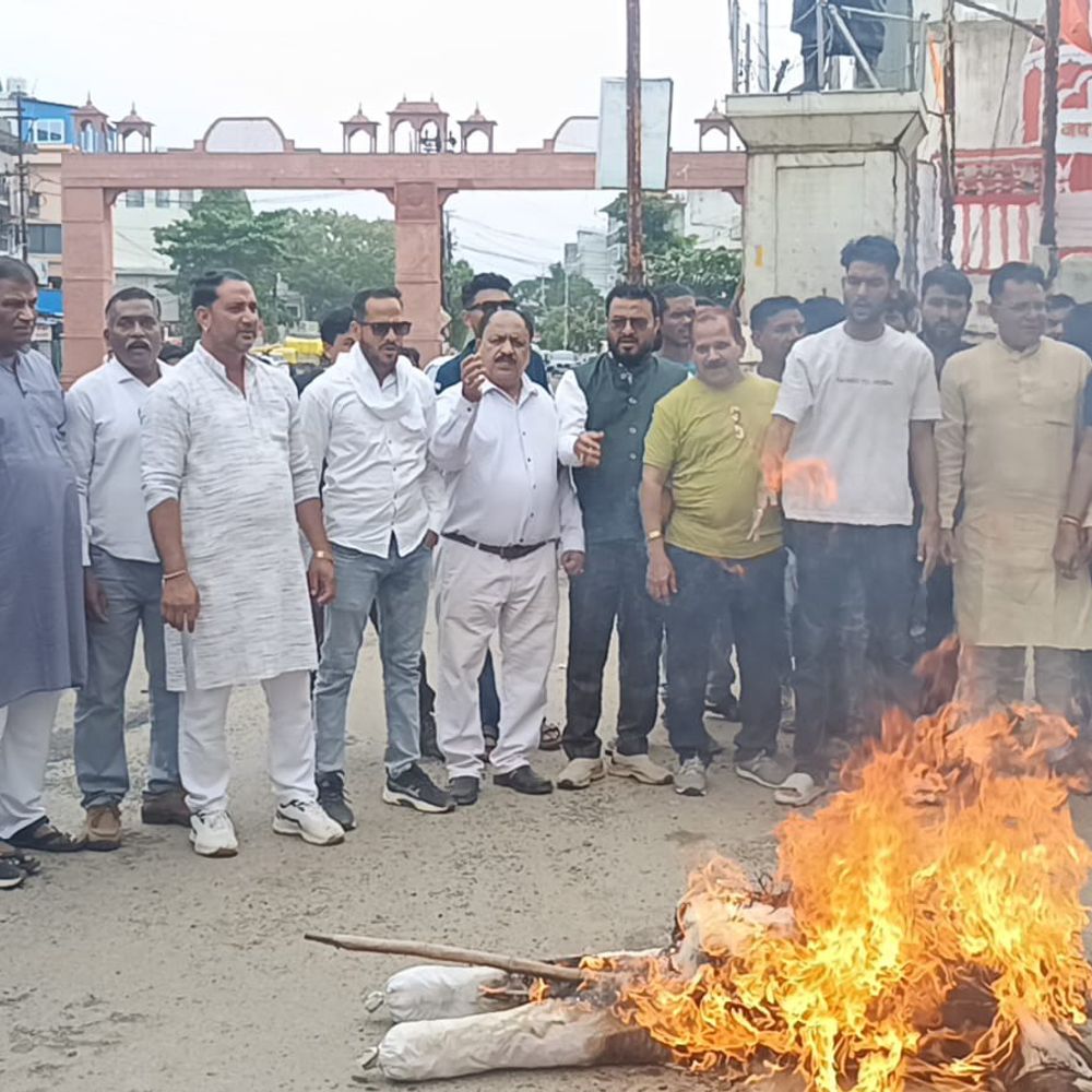 
                 बालाघाट में कांग्रेस ने कृषि मंत्री शिवराज का पुतला जलाया:कहा- खाद लेने में ई-टोकन व्यवस्था से किसानों को कई दिनों तक इंतजार करना पड़ रहा 
            