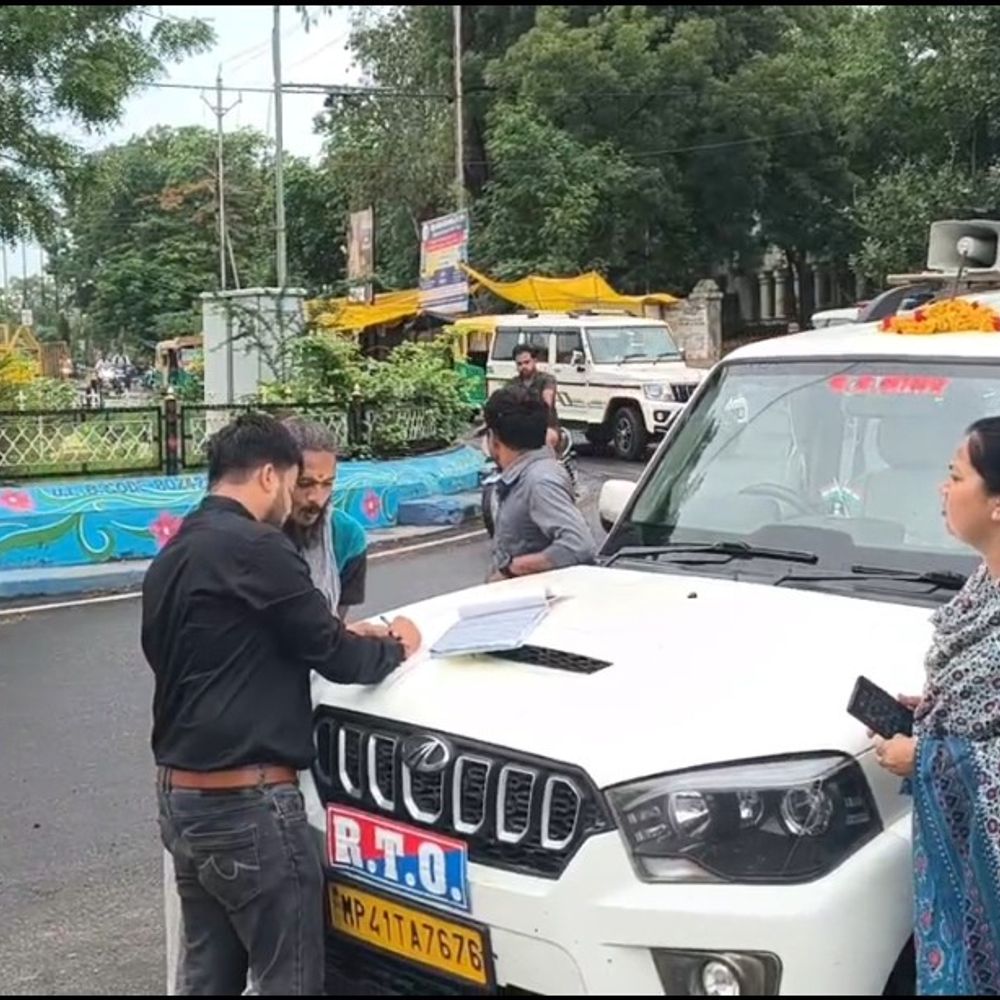 
                 तूफान वाहन में 25 बच्चे बैठाकर ले जा रहे स्कूल:झाबुआ में काटा 5 हजार का चालान, एक ही स्कूल के 5 वाहनों पर एक्शन 
            