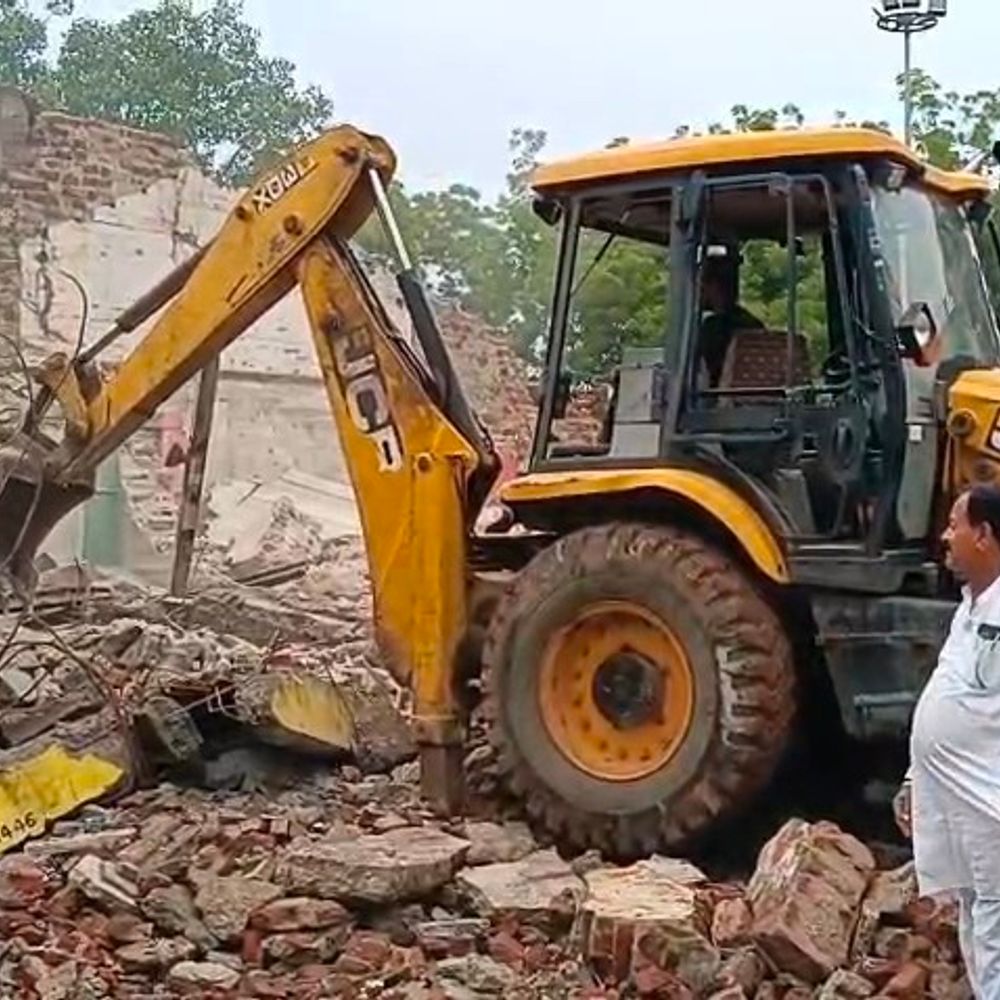 
                 तेंदूखेड़ा में जर्जर भवन और अवैध निर्माण ध्वस्त:नगर परिषद ने 15 मकानाें पर चलाया बुलडोजर; विस्थापितों के पुनर्वास के लिए नई दुकानें तैयार 
            