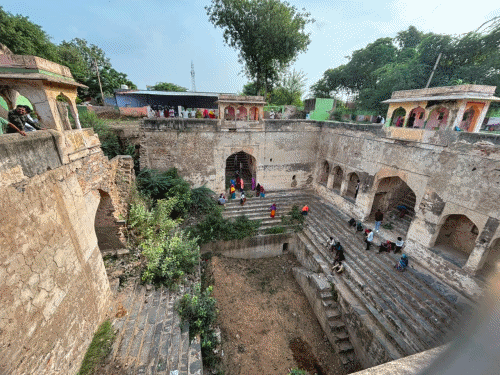 कोटपूतली कलेक्टर ने शिव मंदिर तालाब बावड़ी में की सफाई:बोलीं- जनभागीदारी से ही जल स्त्रोतों का संरक्षण संभव; सामाजिक संगठन और युवा भी हुए शामिल