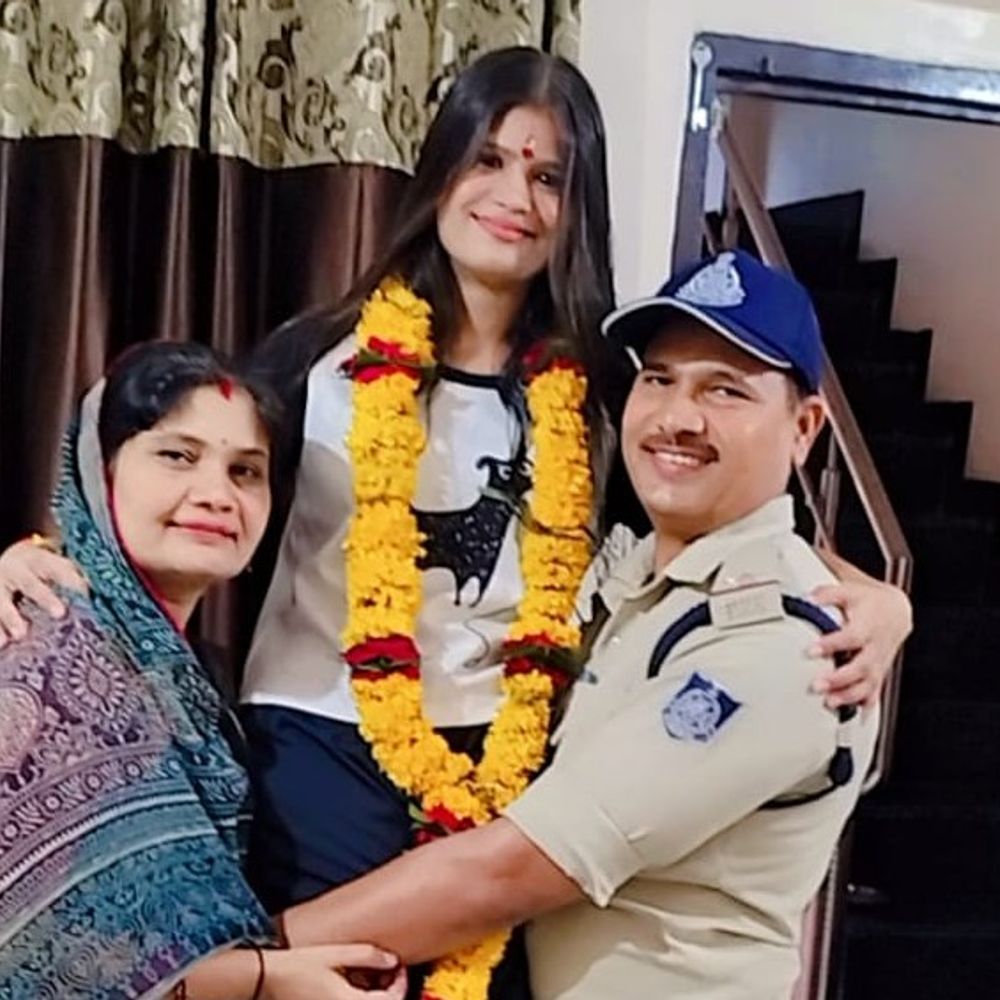 
                 पिता ASI, देवास की बेटी बनी सब इंस्पेक्टर:पहले प्रयास में अंशिका को सफलता मिली; MPPSC का इंटरव्यू भी दे चुकी 
            