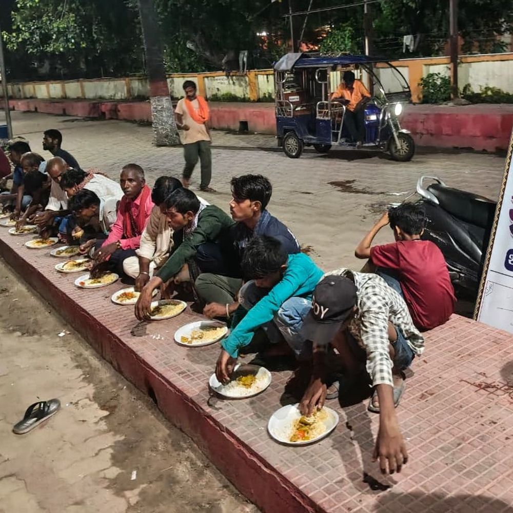 मारवाड़ी युवा मंच ने 300 जरूरतमंदों को भोजन कराया:सहरसा स्टेशन परिसर में 'सेवा ही संकल्प' अभियान के तहत आयोजन