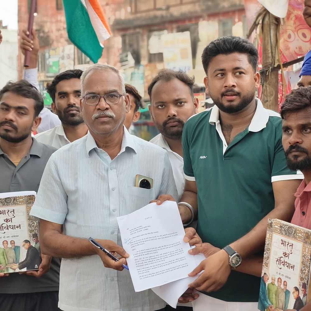 
                 भीम आर्मी का सोनम वांगचुक के समर्थन में प्रदर्शन:पेपर लीक को लेकर शिक्षा मंत्री के इस्तीफे की मांग, मैहर में सौंपा ज्ञापन 
            