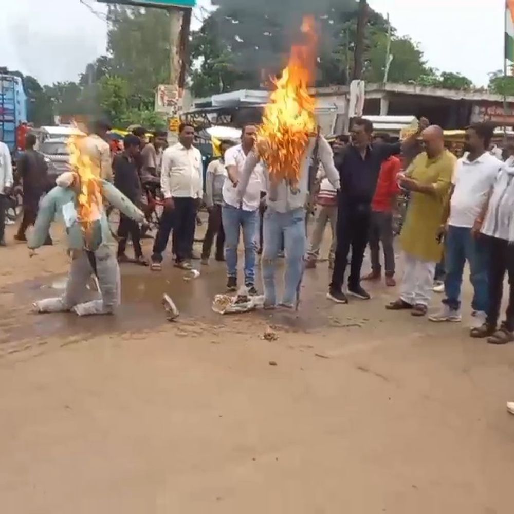 
                 मऊगंज-नईगढ़ी में मुख्यमंत्री-कृषि मंत्री का पुतला दहन:खाद-बीज किल्लत और महंगाई पर कांग्रेस ने सरकार के खिलाफ की नारेबाजी 
            