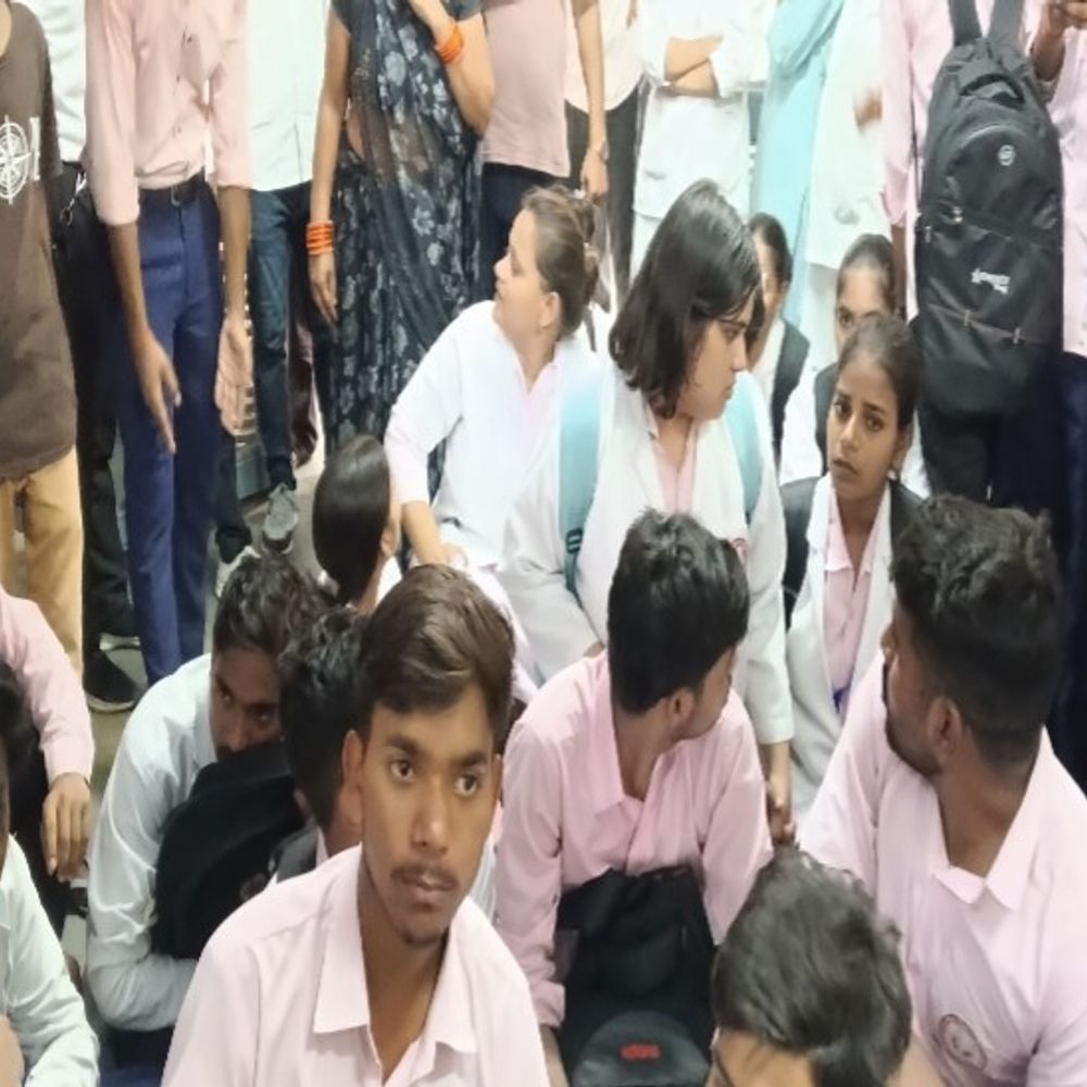 मेडिकल कॉलेज में छात्राओं से मारपीट पर बवाल:विधायक के रिश्तेदारों पर छात्राओं से मारपीट का आरोप, CCTV में कैद घटना; देर रात तक FIR नहीं