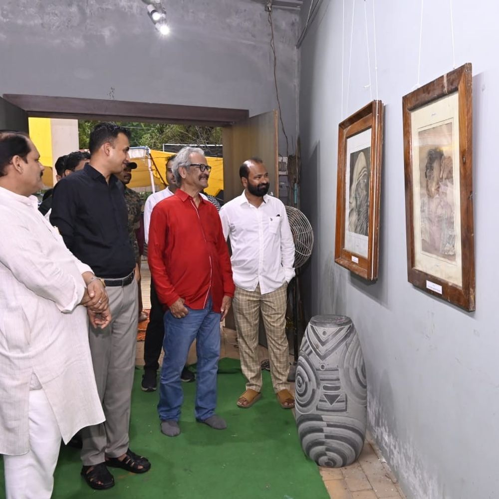 
                 मंडला में 'रजा स्मृति 2026' का शुभारंभ:चित्रकला और गोंड शैली कला प्रदर्शनी बनी आकर्षण; 23 जुलाई तक होंगे सांस्कृतिक कार्यक्रम 
            