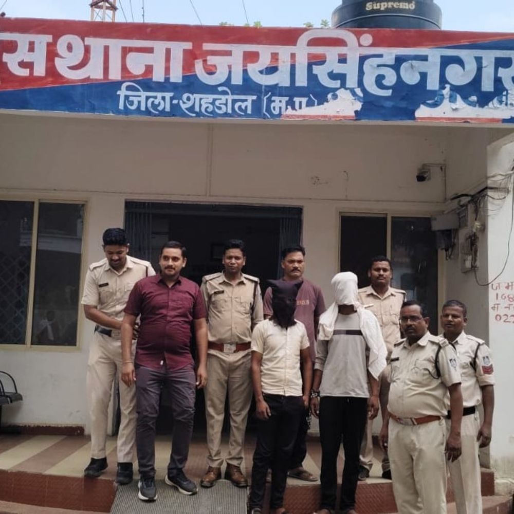 
                 बुजुर्ग महिला की हत्या करने वाले 2 सगे भाई पकड़ाए:मोबाइल से लोकेशन ट्रैक कर गर्दन पर कुल्हाड़ी मारी, जादू-टोने के शक में मारा 
            
