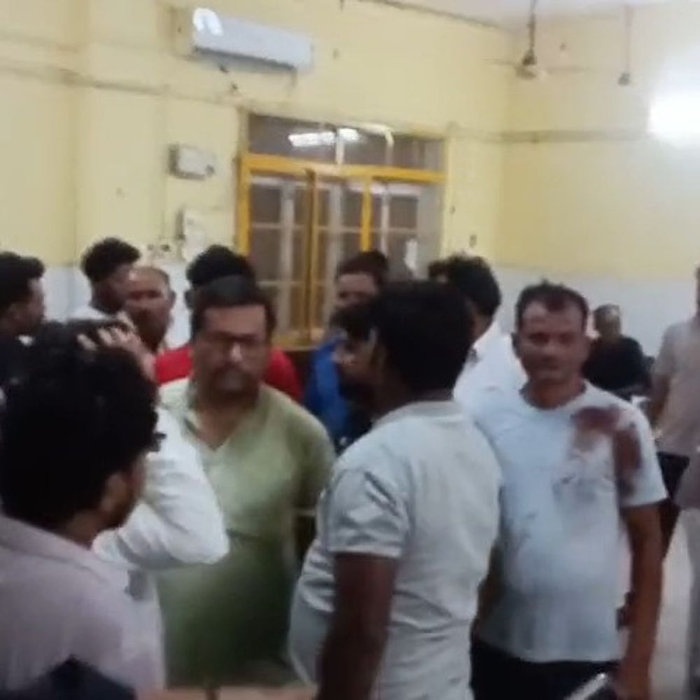 मथुरा में धान की रोपाई के दौरान दो पक्ष भिड़े:फायरिंग में मां-बेटे को लगी गोली, दोनों अस्पताल में भर्ती, आरोपी फरार