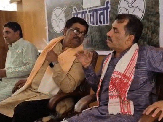 
                 गडकरी के समर्थन में उतरा भारतीय किसान संघ:राष्ट्रीय अध्यक्ष बोले-एथेनॉल में पानी की बर्बादी अफवाह, फैलाने वालों को 'चप्पल से मारेंगे' 
            