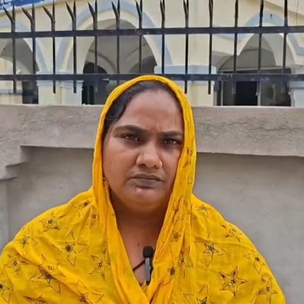 कार से टक्कर मारकर हत्या की कोशिश का आरोप:मैनपुरी कोर्ट आ रही महिला की कार को मारी टक्कर, कार्रवाई की मांग