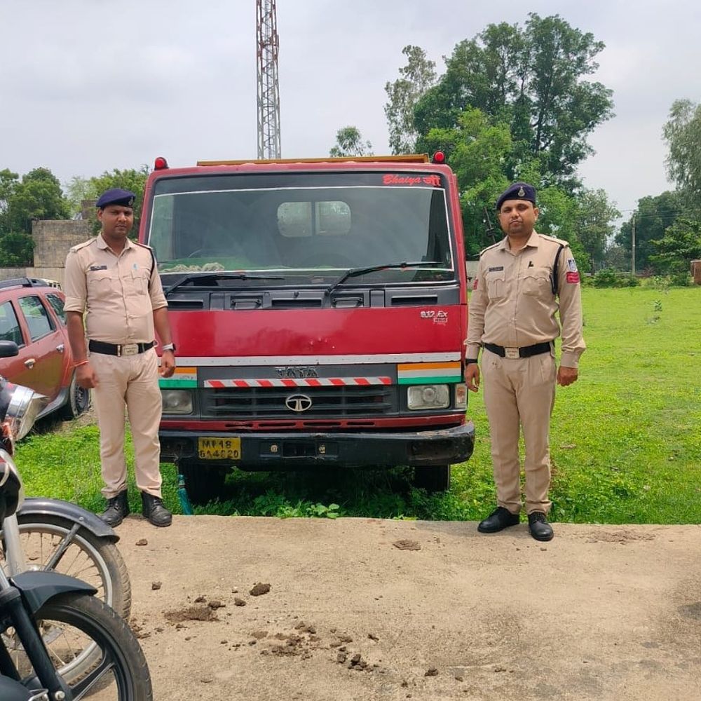 पुलिस ने अवैध रेत से भरा मिनी ट्रक जब्त किया:चालक और वाहन मालिक पर मामला दर्ज, नहीं मिले दस्तावेज