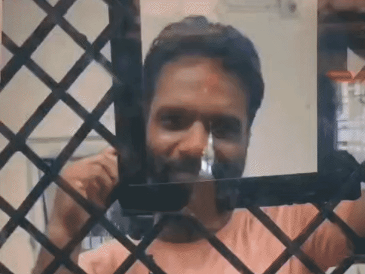 
                 जानलेवा हमले के आरोपी का जेल से वीडियो:रील बनाई, लिखा- गैंगस्टर वाला दिमाग देकर ऊपर वाले ने शरीफ घर में पैदा कर दिया 
            