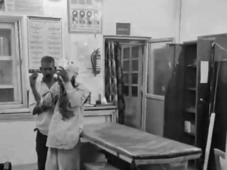 
                 सिर से खून निकलता रहा, घायल बुजुर्ग ड्रिप-बॉटल पकड़े खड़ा:मंदसौर जिला अस्पताल के इमरजेंसी वार्ड में स्टाफ नहीं; VIDEO में हॉस्पिटल की सच्चाई 
            