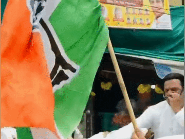 
                 पुतले को लेकर छीनाझपटी, पुतला छुड़ाने भागती रही पुलिस:कांग्रेसियों और नेताओं में झड़प, सरकार के खिलाफ नारोबाजी की 
            