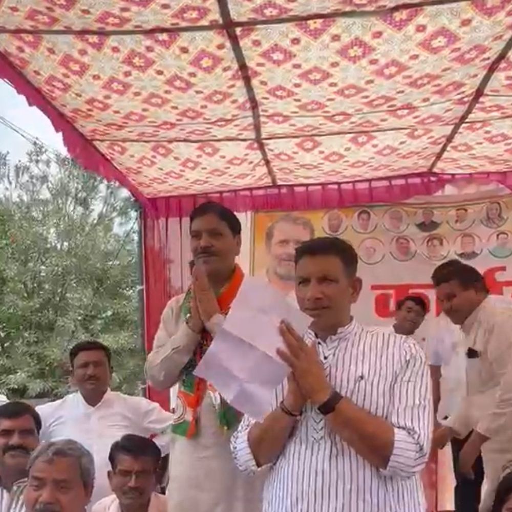 
                 दतिया उपचुनाव- प्रचार मैदान में उतरे अवधेश नायक:जीतू पटवारी संग दिखाई दिए; टिकट नहीं मिलने के बाद नाराजगी की चर्चाओं पर विराम 
            