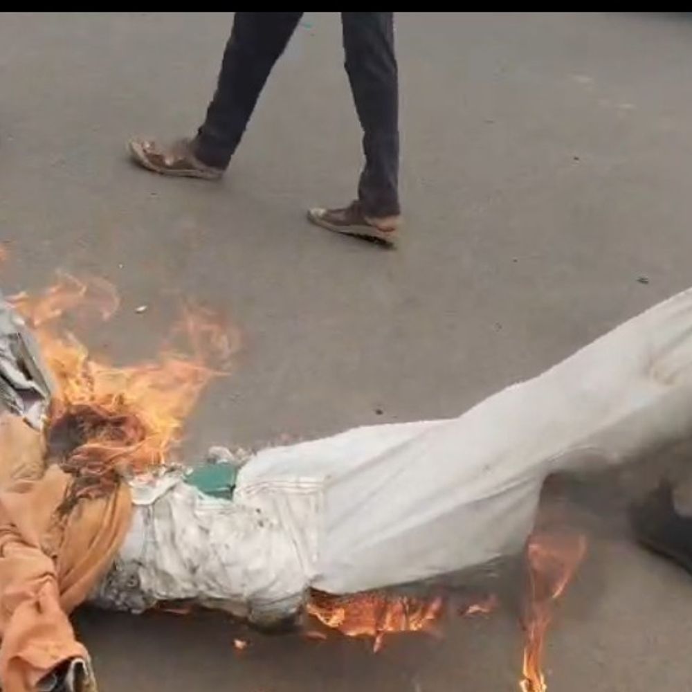 
                 किसान कांग्रेस ने केंद्रीय, मप्र कृषि मंत्री का पुतला फूंका:पुलिस ने आधा जला पुतला खींच लिया; ई-टोकन व्यवस्था खत्म करने की मांग को लेकर प्रदर्शन 
            