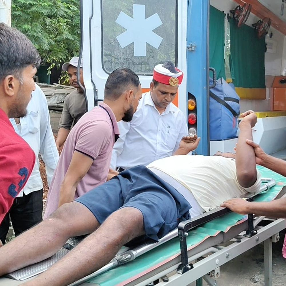 पीलीभीत डीएम ने काफिला रोक घायल को पहुंचाया अस्पताल:सड़क किनारे तड़प रहा था युवक, एंबुलेंस को फोन कर बुलाया