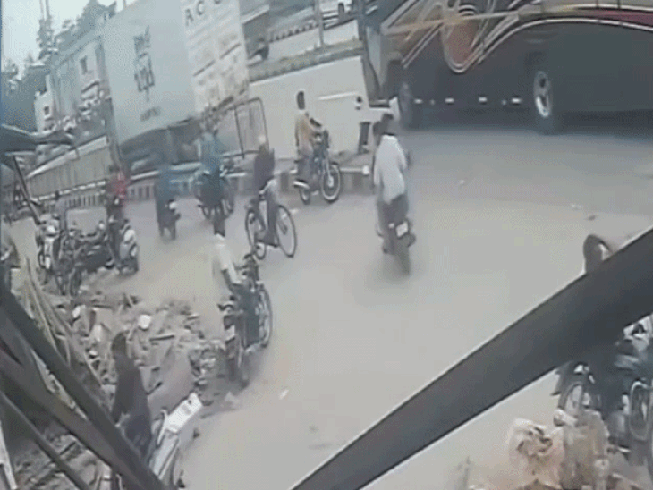 
                 कुरई बस स्टैंड पर ट्रक बेकाबू, तीन बाइकें चपेट में:CCTV सामने आया, ड्राइवर बोला- अचानक बस रूकी, इसलिए गाड़ी मोड़ी थी 
            