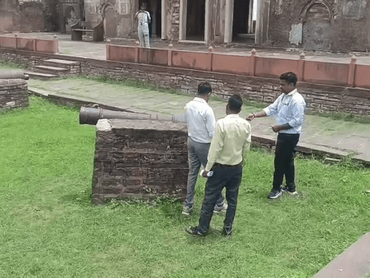 
                 नरवर किले से तोप चोरी, पोहरी विधायक ने बताया 'लूट':कलेक्टर-एसपी को पत्र लिखा; 31 जुलाई तक बरामदगी न होने पर आंदोलन की चेतावनी 
            