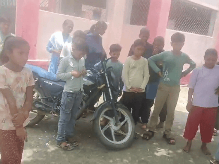 
                 छतरपुर में स्कूल के बाहर जमीन पर लेटीं प्राचार्य:घंटों नहीं पहुंचे शिक्षा अधिकारी, नाराज स्टाफ ने SDM से निष्पक्ष जांच की मांग की 
            