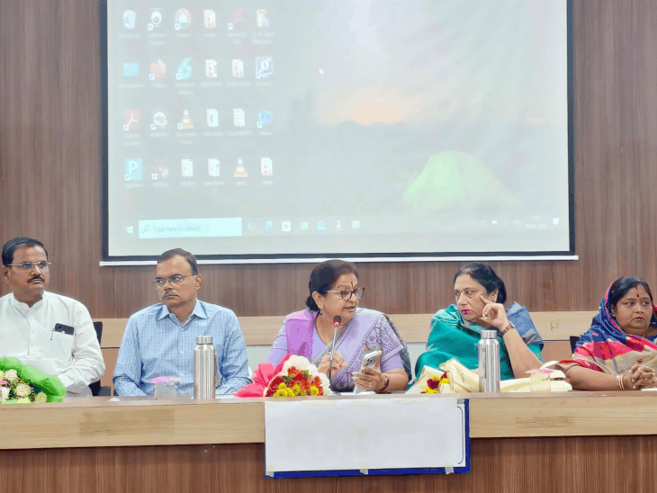 
                 बुरहानपुर में सर्वदलीय बैठक, समस्याओं पर मंथन:विधायक चिटनिस बोलीं- हर वार्ड की समस्या का समयबद्ध समाधान होगा 
            