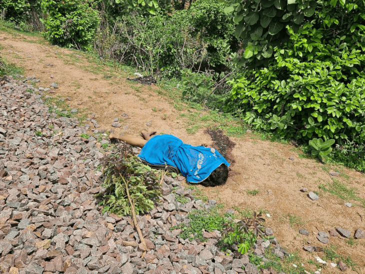 
                 छतरपुर में रेलवे ट्रैक किनारे महिला का शव मिला:ट्रेन से गिरने की आशंका, शिनाख्त और मौत के कारणों की जांच में जुटी पुलिस 
            