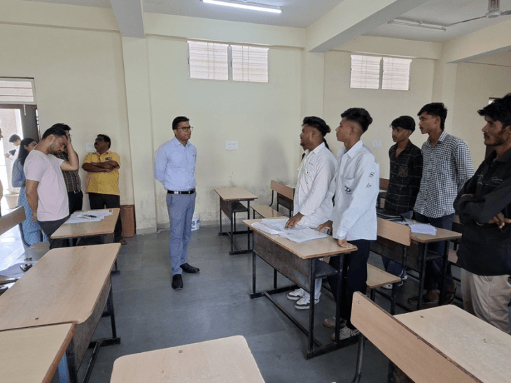 
                 धार कलेक्टर ने मॉडल स्कूल और आईटीआई का किया निरीक्षण:विद्यार्थियों से सवाल पूछे; गुणवत्तापूर्ण शिक्षा और तकनीकी प्रशिक्षण के दिए निर्देश 
            